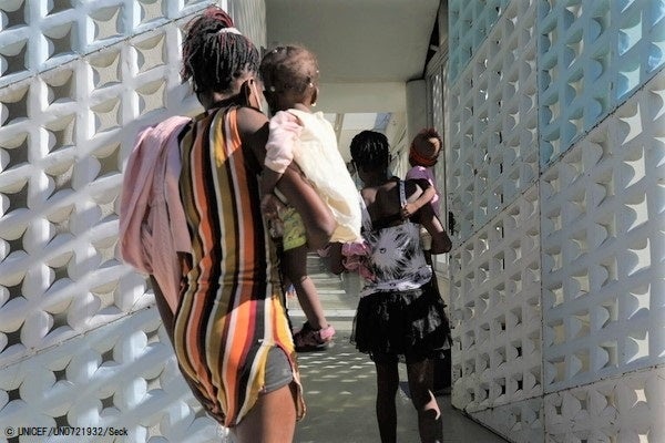 急性下痢治療センターで診察をうけるため、体調のすぐれない子どもを連れて訪れる母親たち。(ハイチ、2022年10月11日撮影) © UNICEF_UN0721932_Seck