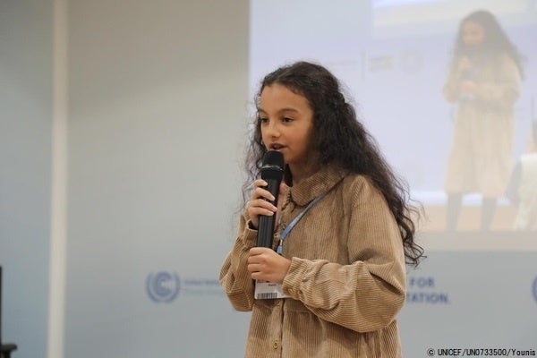 COP27に参加し、自分の意見を述べる女の子。(エジプト、2022年11月12日撮影) © UNICEF_UN0733500_Younis