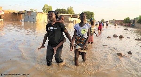 ンジャメナで、洪水の影響により浸水した村の中を歩く人たち。(チャド、2022年10月15日撮影) © UNICEF_UN0724693_Banyo