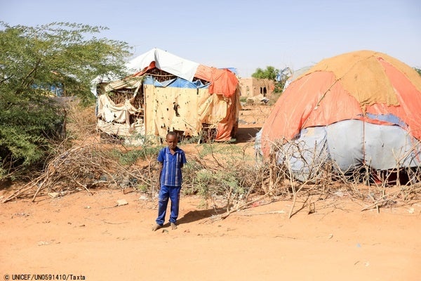 干ばつの影響を受け、ドローの国内避難民キャンプに逃れてきた子ども。(ソマリア、2022年2月撮影) © UNICEF_UN0591410_Taxta