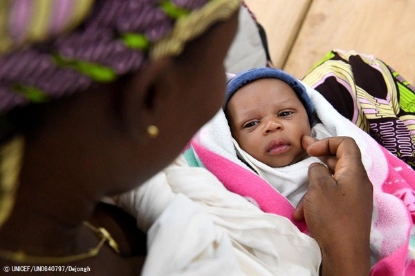 14年前にHIV陽性と判明した5人の子どもの母親と生後3週間のティティアンちゃん。投薬治療を続けており、子どもたちは健康に成長している。(ブルキナファソ、2022年5月撮影) © UNICEF_UN0640797_Dejongh