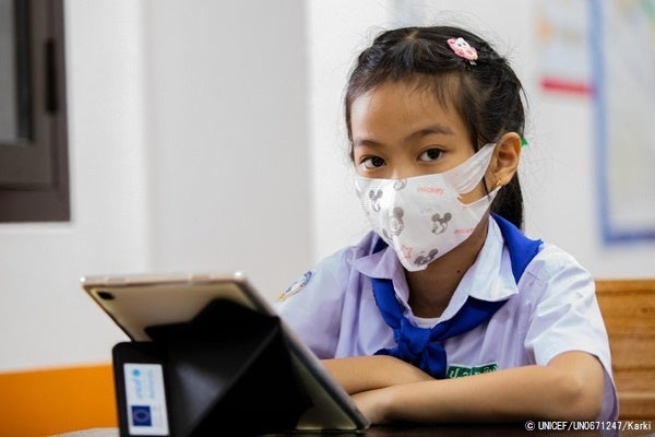 ビエンチャンの学校で、タブレット端末からユニセフの支援で開発した教育プラットフォームにアクセスし、勉強する女の子。(ラオス、2022年7月撮影) © UNICEF_UN0671247_Karki