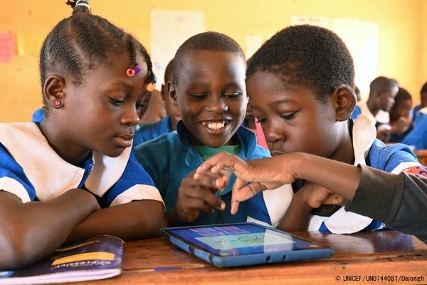 東部にある学校で、タブレット端末を使い授業を受ける子どもたち。(カメルーン、2022年11月23日撮影) © UNICEF_UN0744087_Dejongh