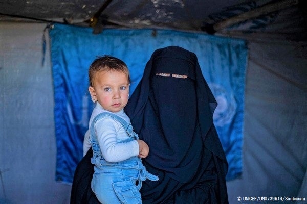 北東部のアルホル難民キャンプで、ユニセフが支援する予防接種を受けた2歳の子ども。(2022年10月撮影) © UNICEF_UN0739614_Souleiman