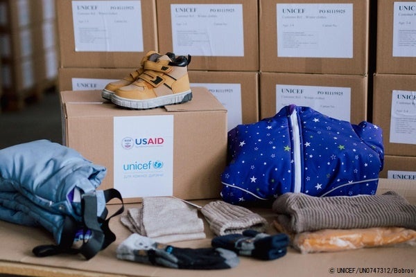 イルピンの繊維工場で製造・準備された、ユニセフの支援物資の子ども用冬服セット。(ウクライナ、2022年11月16日撮影) © UNICEF_UN0747312_Bobrov