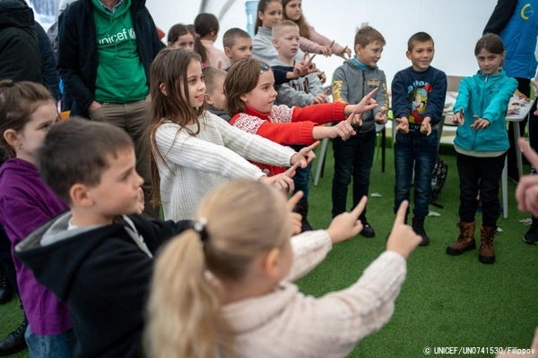ウクライナ国内にユニセフが設置した「スピルノ・チャイルド・スポット」で遊ぶ子どもたち。(ウクライナ、2022年11月16日撮影) © UNICEF_UN0741530_Filippov