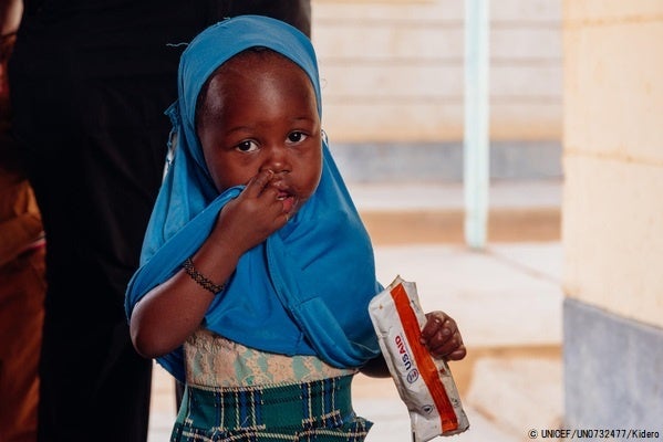 ガリッサの病院ですぐに食べられる栄養治療食(RUTF)を口にする2歳のイスタイリンちゃん。(ケニア、2022年10月撮影) © UNICEF_UN0732477_Kidero
