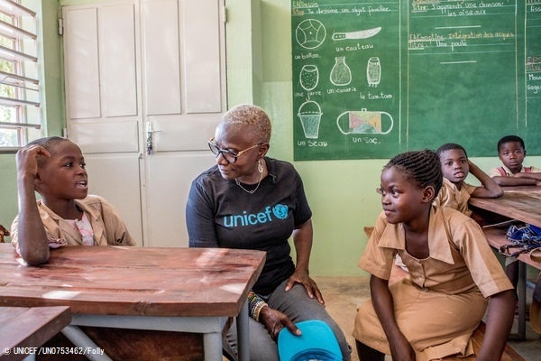 ブルキナファソで激化した暴力から逃れてきた7歳 のアバスさん(左)。将来は「整備士になることが夢」と話す。(ベナン、2022年12月15日) © UNICEF_UN0753462_Folly