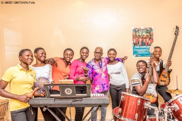 女子教育などの子どもの権利を訴える12～19歳の女性グループバンド。「すべての女の子は学校に行く権利があり、教育は成功の鍵です」と話す。(ベナン、2022年12月14日撮影) © UNICEF_UN0753435_Folly