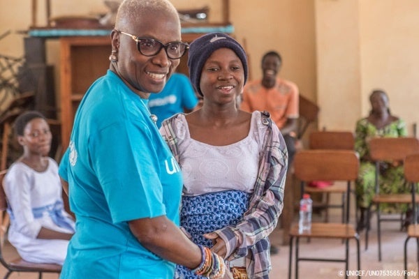 ジェンダーに基づく暴力や、児童婚、妊娠、社会の結束の重要性などを訴える10代の女の子たちとキジョー大使。(ベナン、2022年12月16日撮影) © UNICEF_UN0753565_Folly