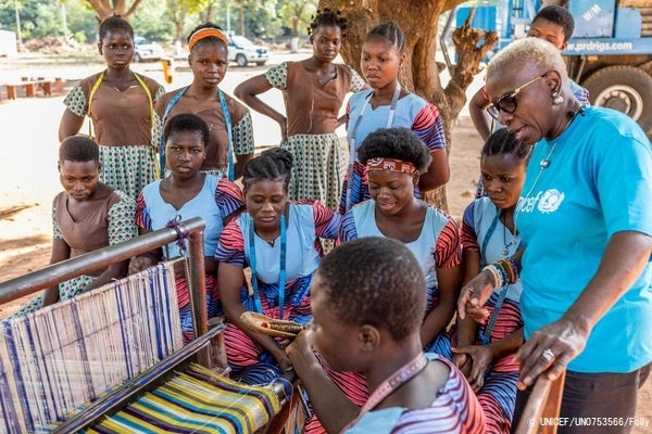 職業訓練センターで織機の使い方を学ぶ、児童婚から逃れることができた10代の女の子たち。明るい未来を求め、自分で生計が立てられるスキルを学んでいる。(ベナン、2022年12月16日撮影) © UNICEF_UN0753566_Folly