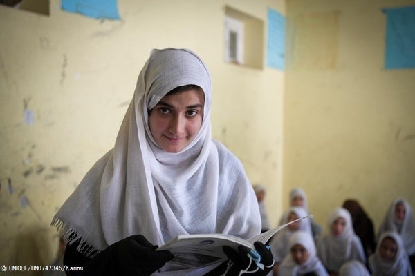クナルの女子高校で、6年生の授業に参加する13歳のアシアさん。「教育は私たちに必要なもの。だから、一生懸命勉強しなければいけない」と話す。(アフガニスタン、2022年10月撮影) © UNICEF_UN0747345_Karimi