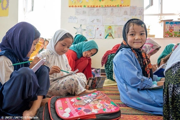 ユニセフが支援する子どもにやさしい空間で、授業に参加する女の子たち。(アフガニスタン、2022年10月撮影) © UNICEF_UN0745167_Naftalin