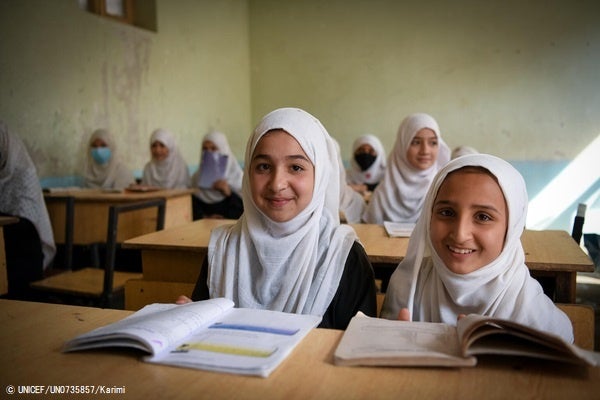 ラグマーンの高校で授業を受ける小学6年生の女の子たち。(アフガニスタン、2022年10月撮影) © UNICEF_UN0735857_Karimi