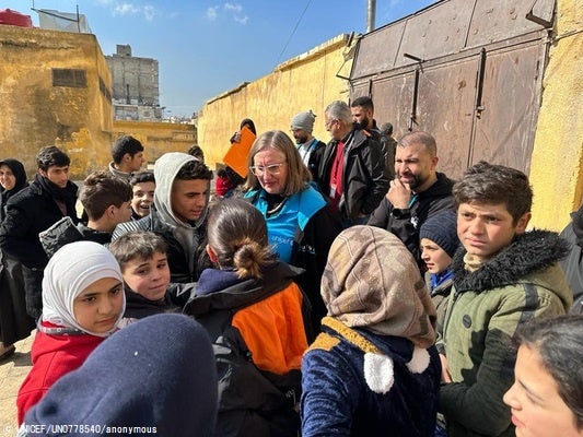 アレッポ近郊のSalah Eddinにある避難所となった学校に避難する子どもたち。(シリア、2023年2月7日撮影) © UNICEF_UN0778540_anonymous