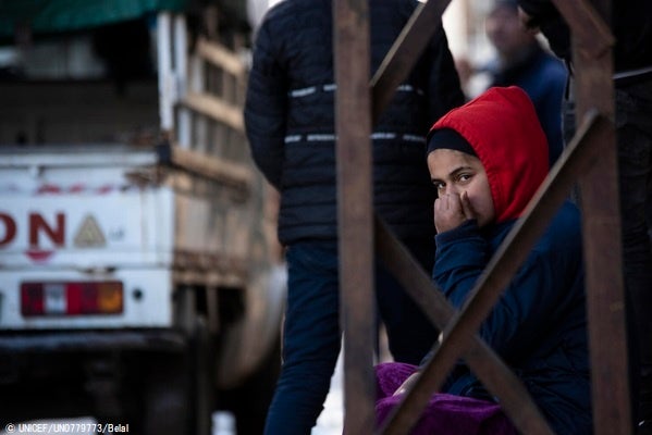 北西部のラタキアで、凍える寒さの中避難し、建物の倒壊を恐れ歩道に座り込む女の子。(シリア、2023年2月7日撮影) © UNICEF_UN0779773_Belal