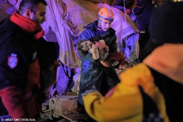 イスケンデルンで、子どもを救出する救助隊。(トルコ、2023年2月6日撮影) © UNICEF_UN0778546_Erok