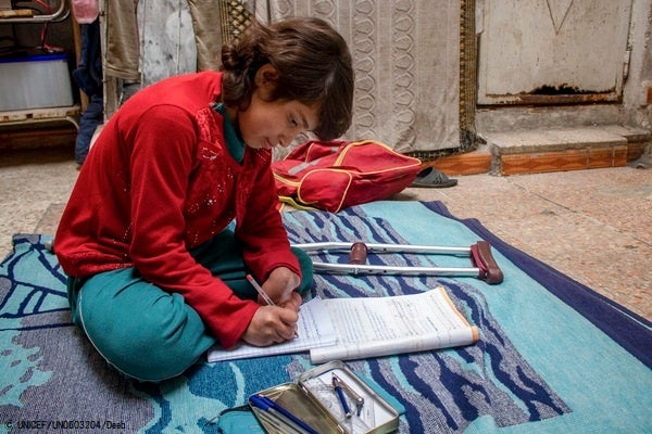 北西部のアレッポ近郊にある自宅で勉強をする12歳のマラムさん。紛争から逃れるため、引っ越しを繰り返している。(シリア、2022年2月撮影) © UNICEF_UN0603204_Deeb