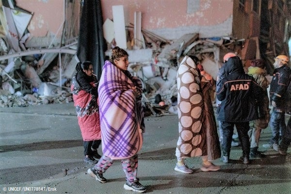 毛布に包まる子どもたち。(トルコ、2023年2月6日撮影) © UNICEF_UN0778547_Erok