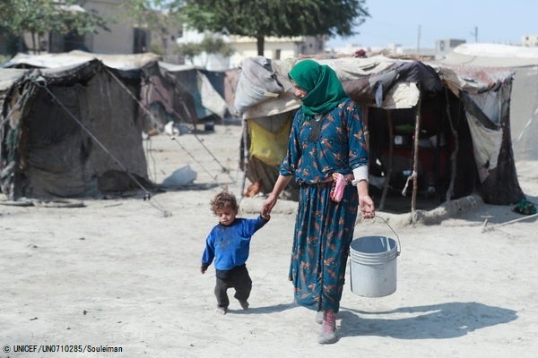北東部ラッカで、非公式居住区で避難生活を送る国内避難民の親子。(シリア、2022年9月撮影) © UNICEF_UN0710285_Souleiman