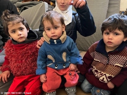 アレッポ近郊のスレイマン・アル・ハラビ(Suleiman al Halabi)で、避難所となったモスクに避難する子どもたち。(シリア、2023年2月10日撮影) © UNICEF_UN0781601_Al-Asadi