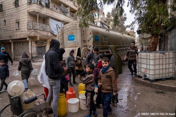 北西部のアレッポで、ユニセフが支援する給水車から容器に安全な水を汲む人たち。(シリア、203年2月10日撮影) © UNICEF_UN0781306_Al-Asadi