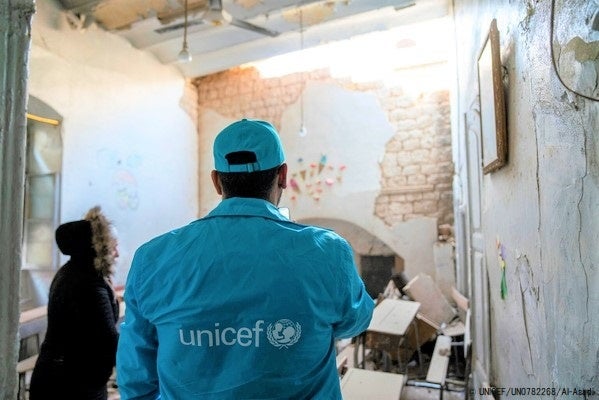 アレッポで、地震による学校の被害状況を確認する校長先生とユニセフのスタッフ。(シリア、2023年2月12日撮影) © UNICEF_UN0782268_Al-Asadi