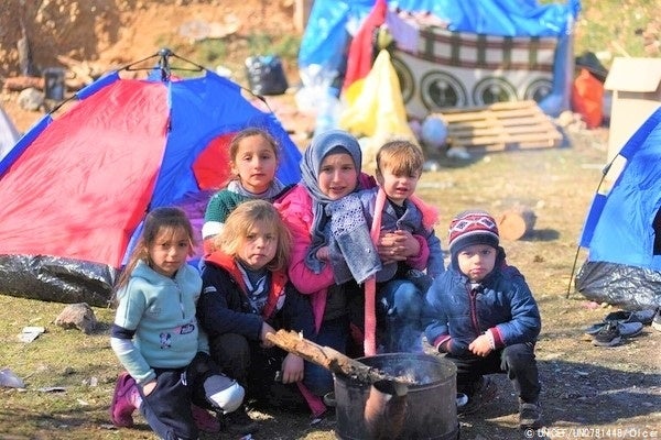 カフラマンマラシュの一時避難所へ逃れ、身を寄せ合うシリア難民の家族。(トルコ、2023年2月11日撮影) © UNICEF_UN0781448_Ölçer