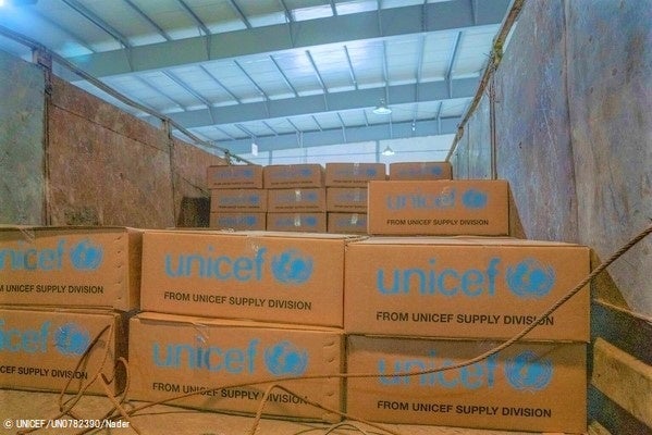 アレッポ、ラタキア、ハマーに届けるため、トラックに詰め込まれるユニセフの支援物資。(シリア、2023年2月13日) © UNICEF_UN0782390_Nader