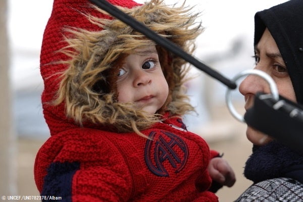 アレッポのアタリブにある学校の校庭に設置された一時避難所へ逃れた親子。(シリア、2023年2月11日撮影) © UNICEF_UN0782378_Albam