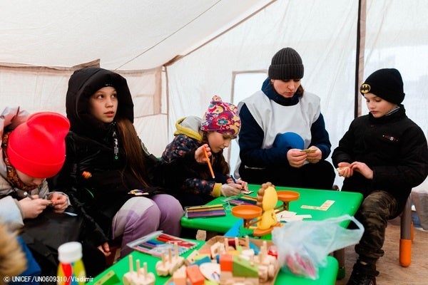 ウクライナの戦闘を逃れて隣国に避難してくる子どもたちや家族は後を絶ちません。ユニセフはパートナー機関と協力し、ウクライナとの国境付近に、ウクライナ難民の子どもと家族のための支援拠点「ブルードット」を設置しています。写真はモルドバのブルードット内の「子どもに