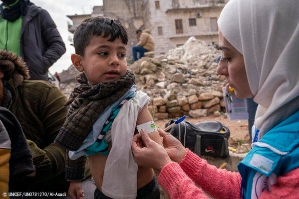 アレッポでユニセフ移動医療チームのスタッフから、上腕計測メジャーを使った栄養検査を受ける4歳のハムゼちゃん。(シリア、2023年2月10日撮影) © UNICEF_UN0781270_Al-Asadi