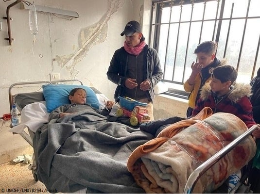 自宅が倒壊したときに怪我を負い、ハマーの国立病院で治療を受ける6歳のジャワドくん。(シリア、2023年2月8日撮影) © UNICEF_UN0782947_Farah
