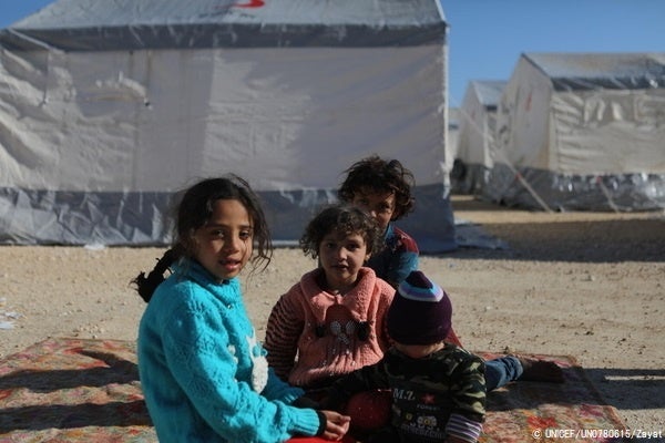 アレッポのアフリーンで、家を失った人たちのための避難所で過ごす、被災した子どもたち。(シリア、2023年2月9日撮影) © UNICEF_UN0780615_Zayat