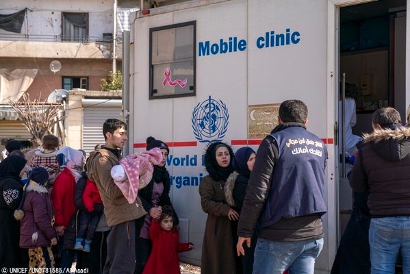 ユニセフが支援する移動式保健クリニックで診察を受けるため、列に並ぶ人たち。(シリア、2023年2月10日撮影) © UNICEF_UN0781585_Al-Asadi