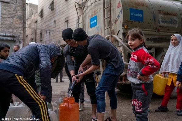 北西部のアレッポで、ユニセフが支援する給水車から安全な水を容器に汲む人たち。(シリア、2023年2月10日撮影) © UNICEF_UN0781310_Al-Asadi