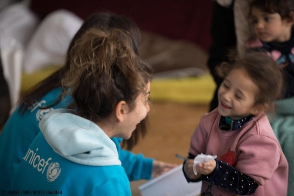 タラキアにある避難所となった学校で、ユニセフのスタッフと遊ぶ3歳のリタちゃん。(シリア、2023年2月15日撮影) © UNICEF_UN0784072_Haddad
