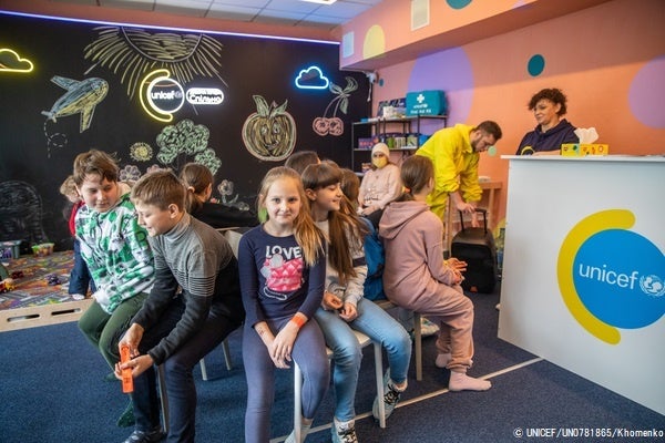 新しく完成したユニセフのスピルノ・チャイルド・スポットで遊ぶ子どもたち。(ウクライナ、2023年2月11日撮影) © UNICEF_UN0781865_Khomenko