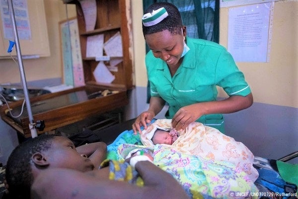 アルアの病院で、看護師から状態の確認を受ける生まれたばかりの赤ちゃん。(ウガンダ、2023年1月撮影) © UNICEF_UN0770729_Rutherford
