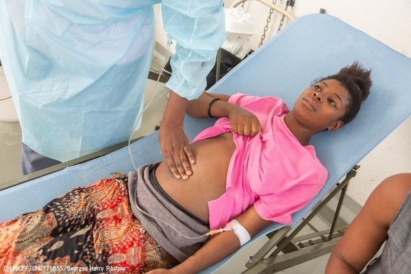 ポルトープランスの保健センターで、コレラの治療を受ける妊娠4カ月目のメルテラさん。(ハイチ、2022年12月撮影) © UNICEF_UN0771655_Georges Harry Rouzier