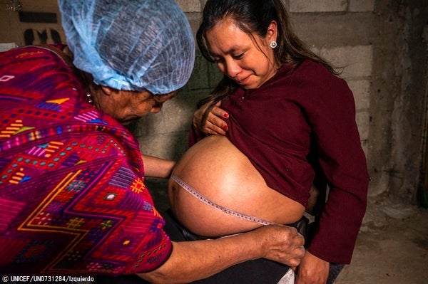 妊婦健診で、腹部の計測を受ける妊娠6カ月のソニアさん。(グアテマラ、2022年10月29日撮影) © UNICEF_UN0731284_Izquierdo