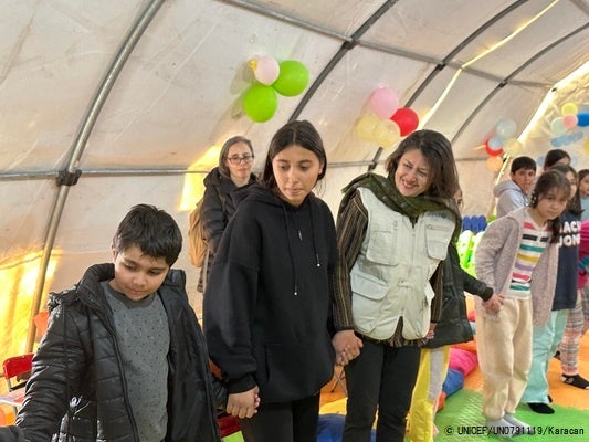 避難民の子どもたちと話す、ユニセフ・欧州・中央アジア地域事務所代表のアフシャン・カーン。(トルコ、2023年2月21日撮影) © UNICEF_UN0791119_Karacan