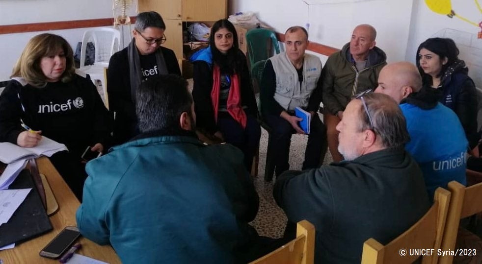 スタッフミーティングをするユニセフ・シリア事務所の根本巳欧副代表。（シリア、2023年2月撮影）© UNICEF Syria_2023