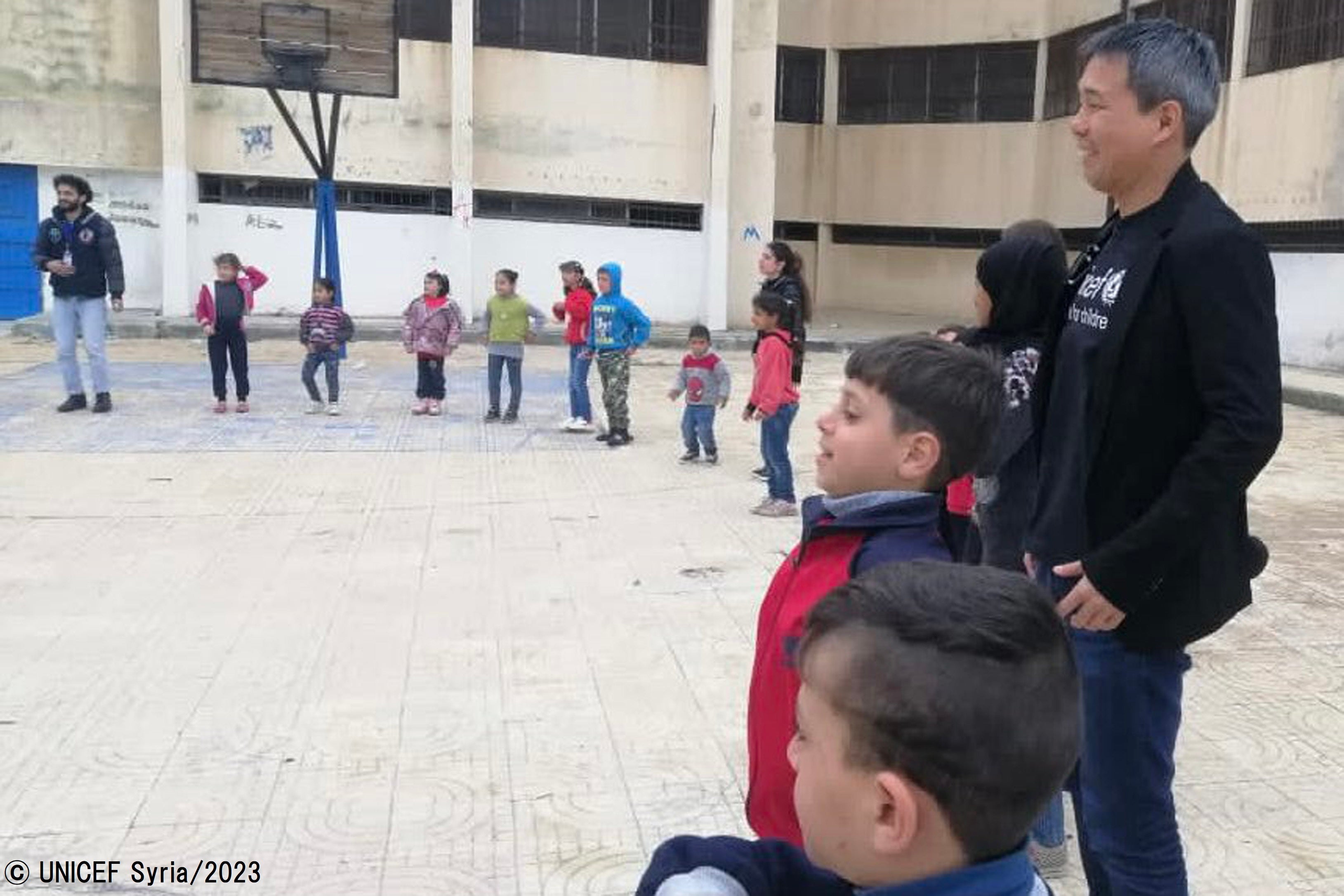 ユニセフが支援する学校を訪れたユニセフ・シリア事務所の根本巳欧副代表。（シリア、2023年2月撮影）© UNICEF Syria_2023