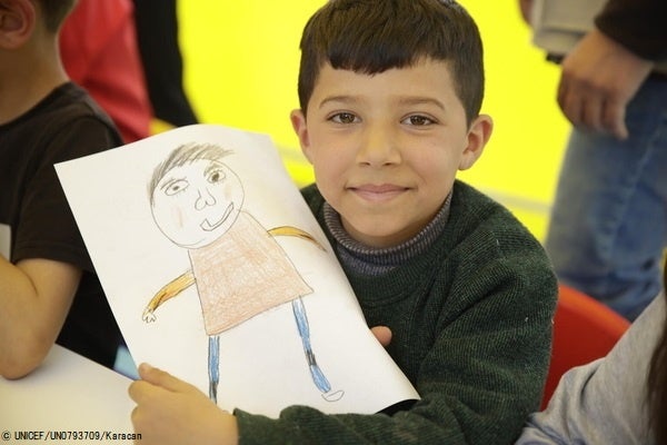 ガジアンテップにあるユニセフの子どものやさしい空間で、心理社会的支援を受ける男の子。(トルコ、2023年2月27日撮影) © UNICEF_UN0793709_Karacan