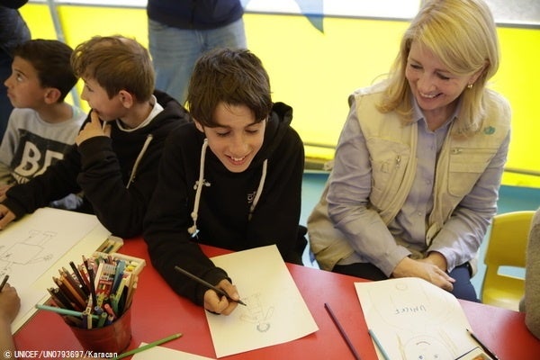ガジアンテップにあるユニセフの子どものやさしい空間を訪れるラッセル事務局長。(トルコ、2023年2月27日撮影) © UNICEF_UN0793697_Karacan