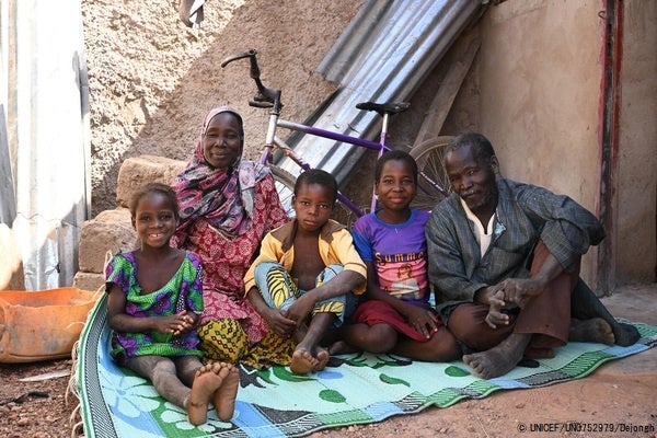 3カ月ごとに現金給付支援を受ける家族。食料品の購入だけでなく、家の修繕もできたほか、ヤギ購入し農業を始めることができた。(ブルキナファソ、2022年12月撮影) © UNICEF_UN0752979_Dejongh