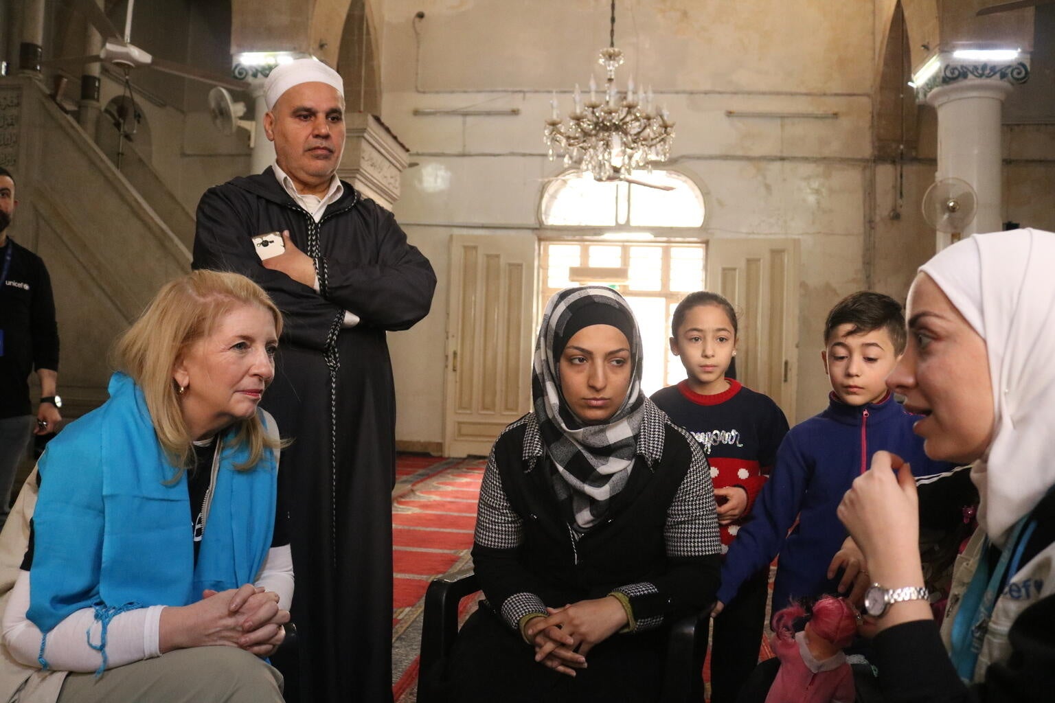 シリアのアレッポにあり、地震で被災した子どもや家族のための避難場所となっているモスクを訪問し、ユニセフの支援を受けている家族から話を聞く、ユニセフのラッセル事務局長。（シリア、2023年3月1日撮影）© UNICEF_UN0795098