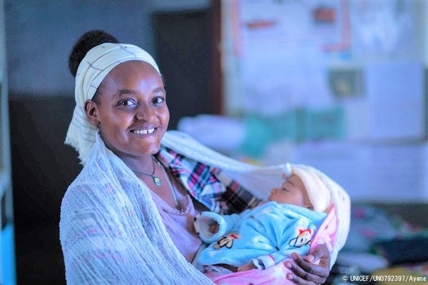 オロミア州の保健センターで、生後2カ月の赤ちゃんの定期健診に来た母親。妊娠中は、疲労やめまいなどの症状があったが、ユニセフの栄養サプリメントを摂取し、健康状態が回復した。(エチオピア、2023年2月3日撮影) © UNICEF_UN0792397_Ayen