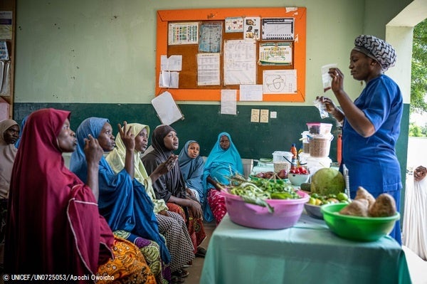 プライマリ・ヘルスケアセンターで妊婦向けに行われた健康の勉強会に参加する妊婦たち。(ニジェール、2022年9月撮影) © UNICEF_UN0725053_Apochi Owoicho